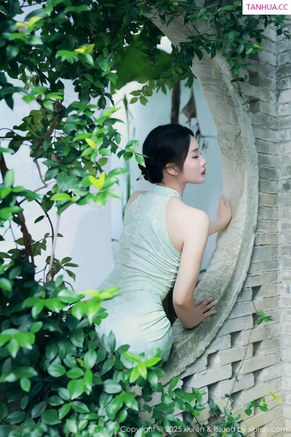   [XiuRen]高清写真图 2025.07.11 No.10538 南乔 绿色旗袍第14张图片